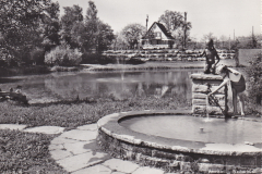 Postkarte mit Brunnen (3. Version)
