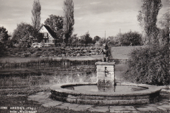Postkarte mit Brunnen (4. Version)