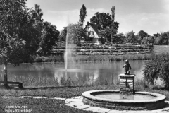Postkarte mit Brunnen (1. Version)