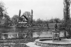 Postkarte mit Brunnen (2. Version)